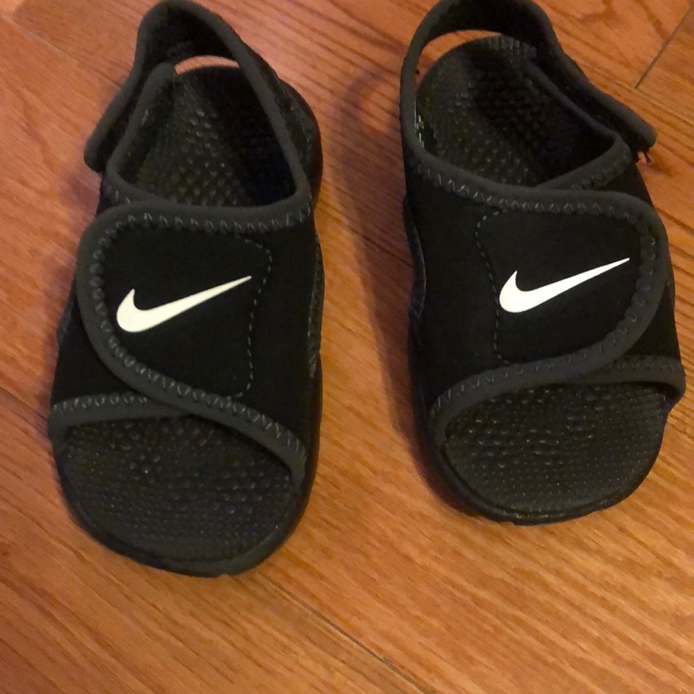 Nike infant black sandals size 5
